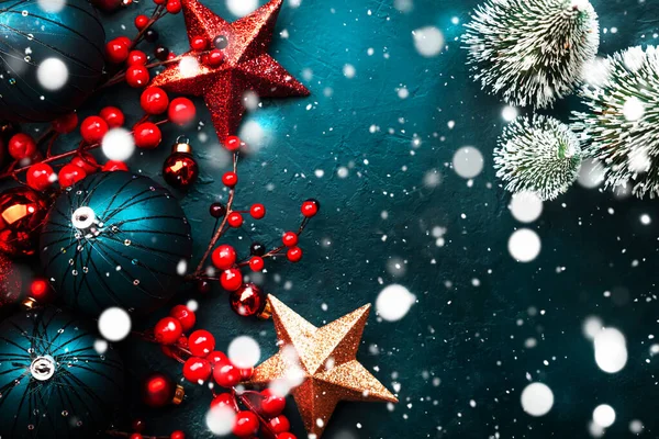 Blaue Weihnachten Oder Neujahr Hintergrund Mit Blauen Weihnachtskugeln Roten Beeren — Stockfoto
