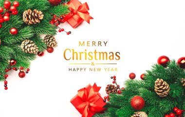 Kırmızı hediye kutuları, Noel baloları, ladin dalları, koniler ve böğürtlenlerle dolu beyaz Noel ve yeni yıl arkaplanı. Kopyalama alanı olan üst görünüm çerçevesi