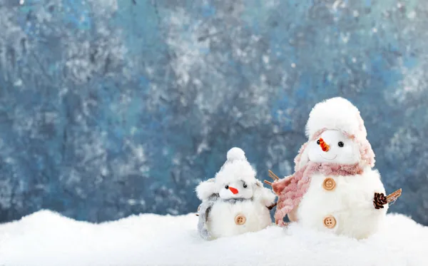 Christmas New Year Snow Concept Two Cute Snowmen Hats Scarves — Stock Photo, Image