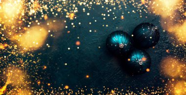 Mavi Noel ya da yeni yıl arkaplanı, mavi Noel topları, altın parıltısı, parıltılar, parıltılar ve ışıklar, üst manzara, metin için yer