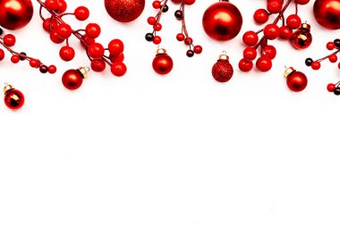 Kırmızı Noel topları ve böğürtlenleri ile beyaz Noel ve yeni yıl arkaplanı, üst görünüm, kopyalama spase