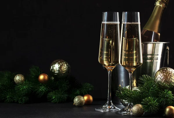 Δύο Ποτήρια Σαμπάνιας Και Χρυσή Χριστουγεννιάτικη Διακόσμηση Μαύρο Φόντο Ευτυχισμένο — Φωτογραφία Αρχείου
