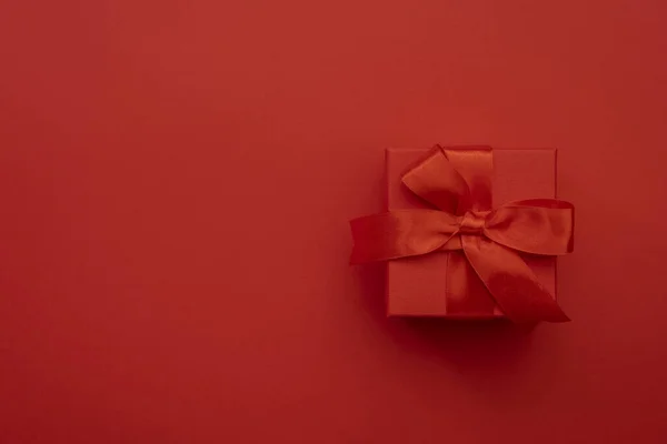 Caixas Presente Vermelho Com Fitas Arcos Fundo Vermelho Feliz Natal — Fotografia de Stock