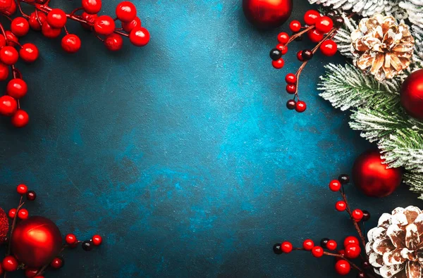 Голубой Рождественский Новогодний Фон Красными Рождественскими Шарами Ягодами Еловыми Ветвями — стоковое фото