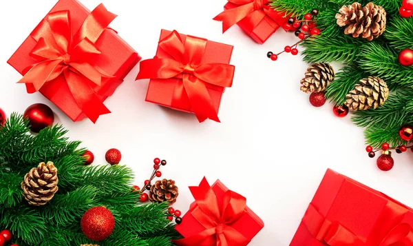 Witte Kerst Nieuwjaarsachtergrond Met Rode Geschenkdozen Kerstballen Sparren Takken Kegels — Stockfoto