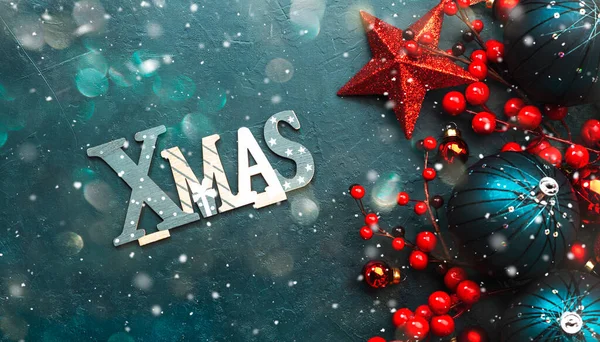 Blaue Weihnachten Oder Neujahr Hintergrund Mit Roten Und Blauen Weihnachtskugeln — Stockfoto