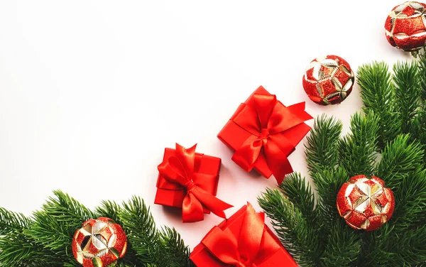 Jul Och Nyår Bakgrund Med Gran Grenar Röda Presentförpackningar Julbollar — Stockfoto