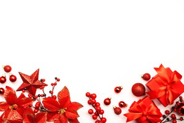 Beyaz Noel ve yeni yıl arkaplanı kırmızı Noel topları, büyük yıldız ve böğürtlenler, hediye kutuları. Üst görünüm, alanı kopyala