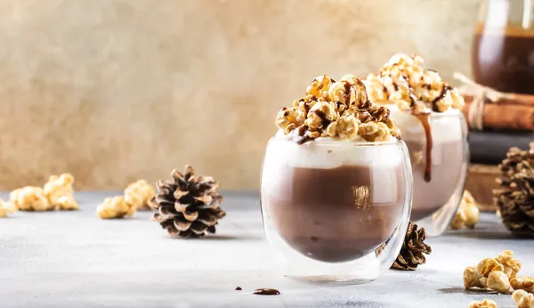 Dessert Freddo Cioccolato Invernale Con Panna Montata Popcorn Guarnizione Caramello — Foto Stock