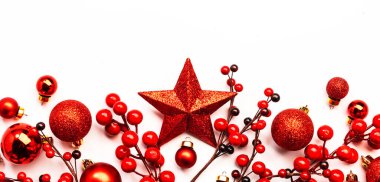 Beyaz Noel ve yeni yıl arkaplanı kırmızı Noel topları, büyük yıldız ve böğürtlenler, üst manzara, kopyalama spase