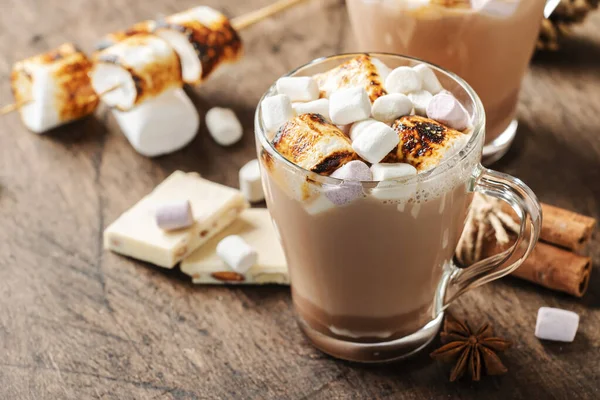 Heißes Schokoladengetränk Mit Gebratenem Marshmallow Glasbechern Und Winterdekoration Auf Holztisch — Stockfoto