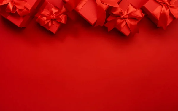 红色背景 蝴蝶结 准备度假 圣诞节 情人节 新年的概念 顶部视图 — 图库照片