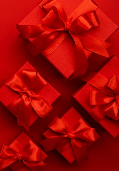 Червоний Фон Подарунковими Коробками Стрічками Луками Підготовка Канікул Різдво Валентинів — стокове фото