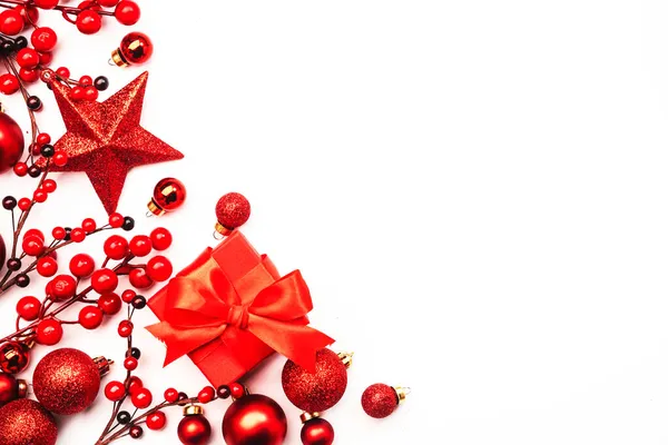 Fehér Karácsonyi Újévi Háttér Piros Karácsonyi Labdák Nagy Csillag Bogyók — Stock Fotó