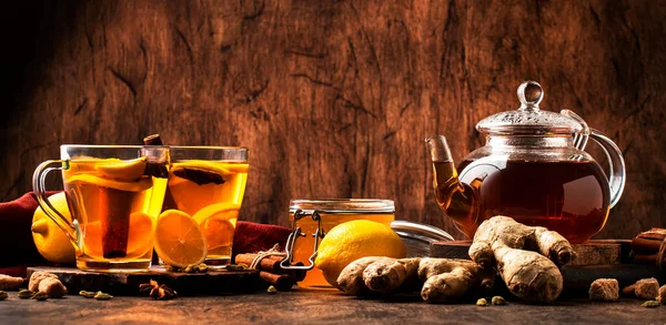 生姜と熱い黒冬のお茶 レモンとスパイス 素朴な木製のテーブルの背景にガラスカップで免疫ブースタードリンク コピースペース — ストック写真