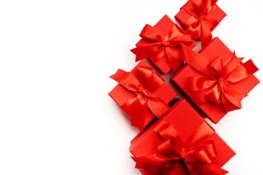 Beyaz arka plan, hediye kutuları, kurdeleler, fiyonklar. Tatil hazırlığı. Noel, sevgililer günü, doğum günü, yeni yıl konsepti. Üst görünüm