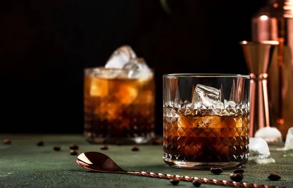 Black Russian Cocktail Trendy Alcoholic Drink Vodka Coffee Liqueur Ice — Stock Photo, Image