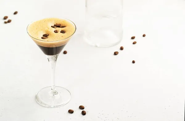 Martini Espresso Modny Koktajl Alkoholowy Wódką Likier Kawowy Syrop Lód — Zdjęcie stockowe