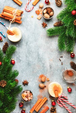 Sütlü, yumurtalı, koyu romlu, tarçınlı ve hindistan cevizli kokteyl içeceği. Noel sofrası, üst manzara.