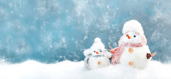 Boże Narodzenie Nowy Rok Koncepcja Śniegu Dwóch Uroczych Bałwanów Kapelusze — Zdjęcie stockowe