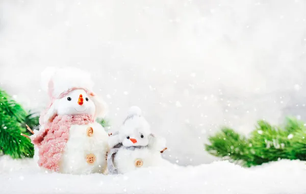 Composizione Neve Natale Con Due Simpatici Pupazzi Neve Cappelli Sciarpe — Foto Stock
