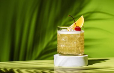 Viski kokteyli, viski, limon suyu, yumurta beyazı ve buz, parlak yeşil arka planda buzlu bardaklar.