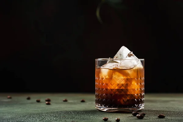 Μαύρο Ρώσικο Κοκτέιλ Μοντέρνο Αλκοολούχο Ποτό Βότκα Λικέρ Καφέ Και — Φωτογραφία Αρχείου