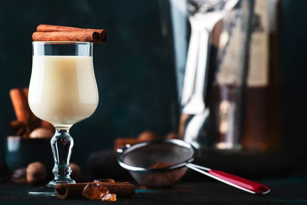 White Eggnog Cocktailgetränk Mit Milch Eiern Und Dunklem Rum Bestreut — Stockfoto