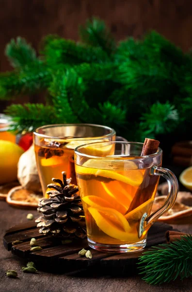 ジンジャー レモンとスチームとガラスカップのスパイスと冬の熱い癒しのお茶 素朴な木製の背景 クリスマステーブルの設定 — ストック写真