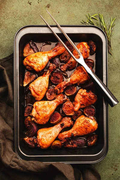 Gebackene Hühnerkeulen Trommelstangen Mit Süßen Feigen Und Roten Zwiebeln Balsamico — Stockfoto