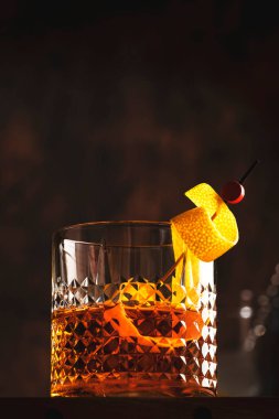 Sazerac, konyak, burbon, absent, acı, şeker ve limon aromalı klasik alkollü kokteyl. Kopya alanı olan eski tahta arkaplan