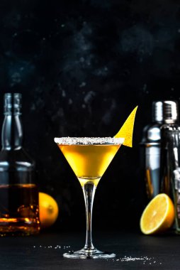 Konyak, likör, limon suyu ve buzlu kokteyl. Siyah arkaplan, bar araçları, gece atmosferi