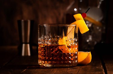 Sazerac, konyak, burbon, absent, acı, şeker ve limon aromalı klasik alkollü kokteyl. Kopya alanı olan eski tahta arkaplan