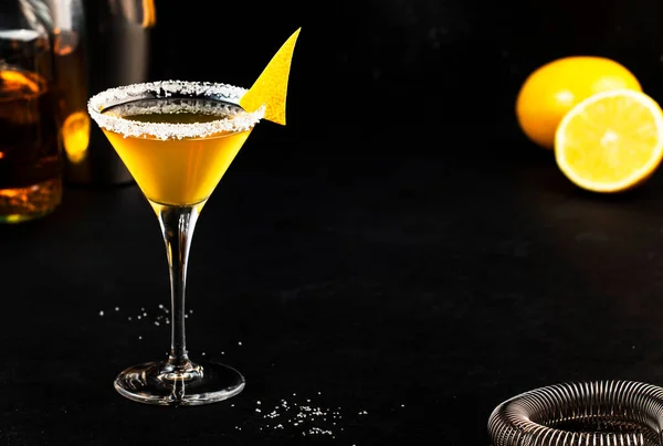 Sidecar Klassieke Alcoholische Cocktail Met Cognac Likeur Citroensap Ijs Zwarte — Stockfoto