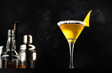 Konyak, likör, limon suyu ve buzlu kokteyl. Siyah arkaplan, bar araçları, gece atmosferi