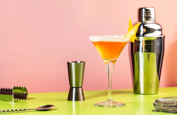 Classico Cocktail Alcolico Con Cognac Liquore Succo Limone Ghiaccio Sfondo — Foto Stock