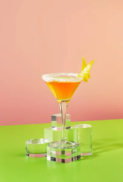 Klasyczny Koktajl Alkoholowy Sidecar Koniakiem Likierem Sokiem Cytrynowym Lodem Różowe — Zdjęcie stockowe