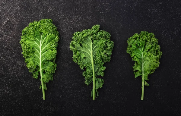 Kale Kool Groene Groentebladeren Bovenaanzicht Zwarte Achtergrond Gezond Eten Vegetarisch — Stockfoto