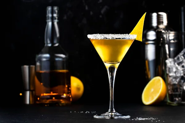 西达经典的酒精鸡尾酒与白兰地 柠檬汁和冰块 黑色背景 酒吧工具 — 图库照片
