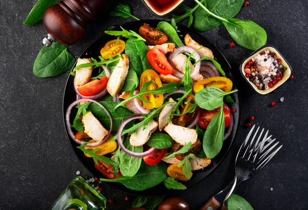 Ispanaklı Sağlıklı Salata Izgara Tavuk Domates Roka Kırmızı Soğan Siyah — Stok fotoğraf