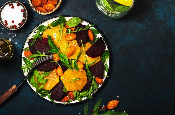 Salade Betteraves Avec Orange Roquette Amandes Sur Fond Table Bleu — Photo