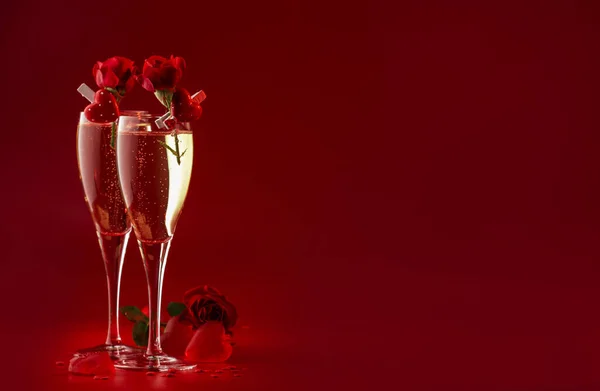 Sevgililer Günü Kırmızı Zemin Iki Şampanya Kadehi Kalpler Kırmızı Güller — Stok fotoğraf