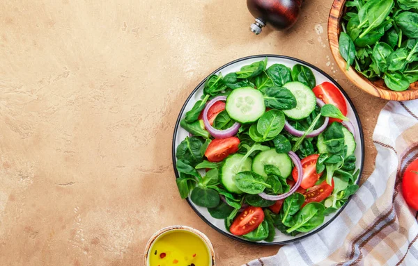Jarní Zeleninový Salát Zeleným Špenátem Červenými Rajčaty Okurkou Kukuřičným Salátem — Stock fotografie