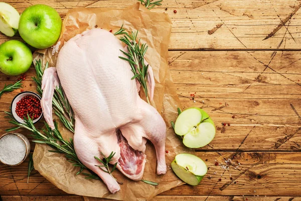 Rohe Ente Grüne Äpfel Paprika Und Rosmarin Fertig Zum Kochen — Stockfoto