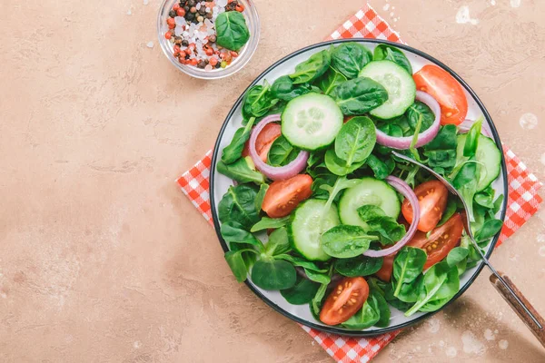 Spring Vegetable Salad Green Spinach Red Tomatoes Cucumber Corn Salad — Stockfoto