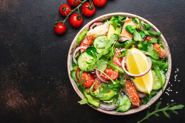 Fresh Salad Chicken Tomatoes Arugula Onion Avocado Sesame Seeds Lemon — Stockfoto