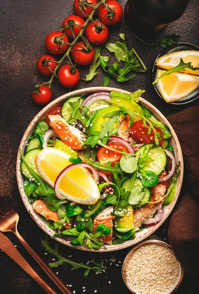 鶏と新鮮なサラダ トマト アルグラ 玉ねぎ アボカド ゴマやレモン油のドレッシング 健康食品 最上階だ 茶色のテーブル — ストック写真