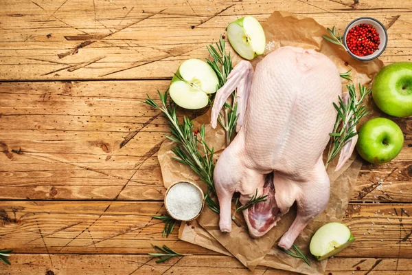Rohe Ente Grüne Äpfel Paprika Und Rosmarin Fertig Zum Kochen — Stockfoto