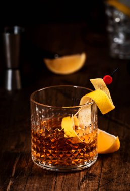 Konyak, burbon, absent, acı, şeker ve limon aromalı Sazerac kokteyli. Kopya alanı olan eski ahşap bar tezgahı