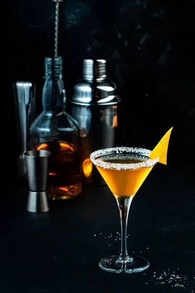 西达卡酒 白兰地 柠檬汁和冰块 黑色背景 酒吧工具 复制空间 — 图库照片